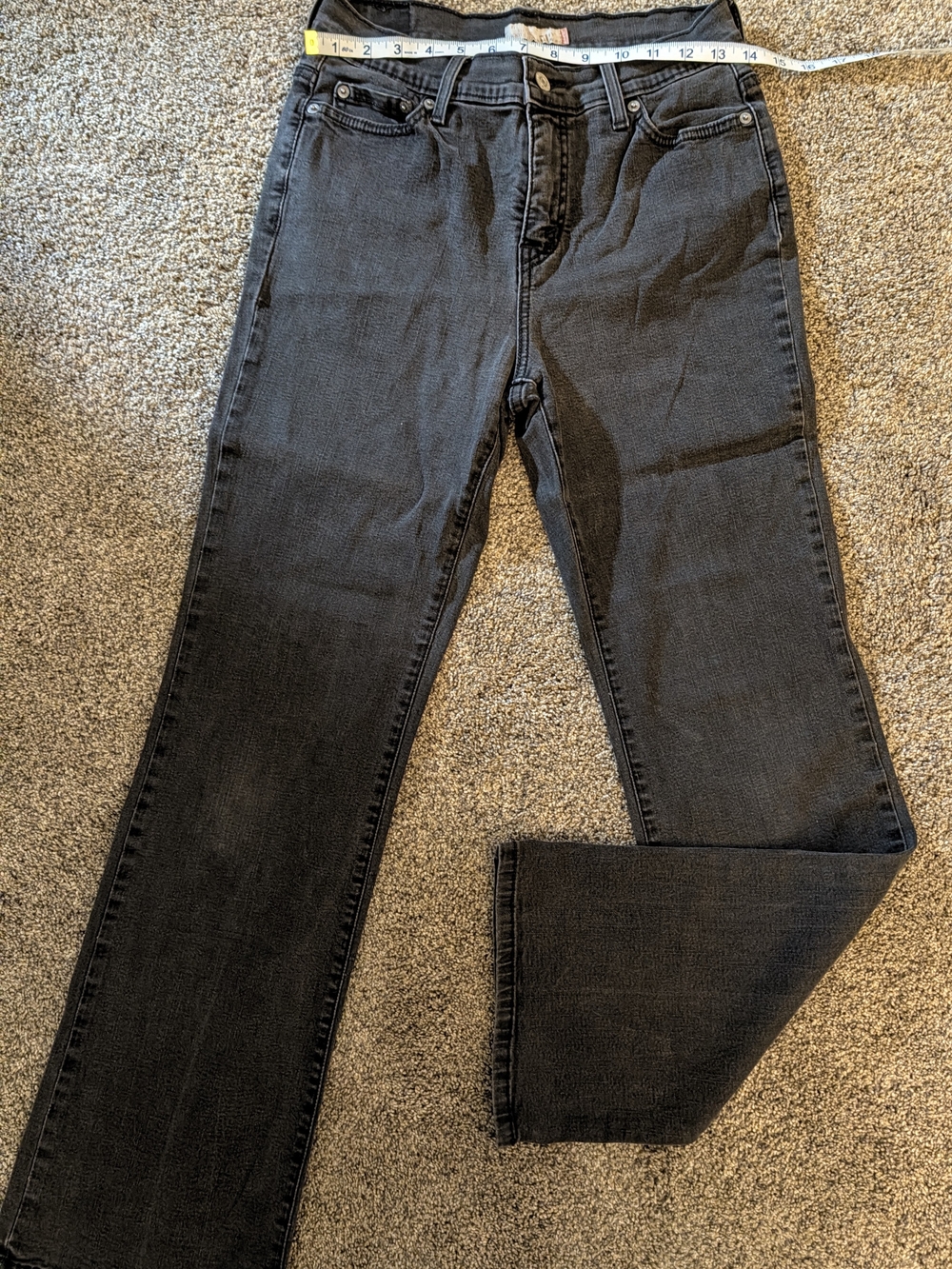 Women's Straight-Leg Levi Black Jeans Size 10 Medium
